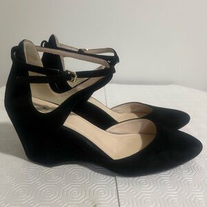 Cole Haan size 6 velvet wedge
